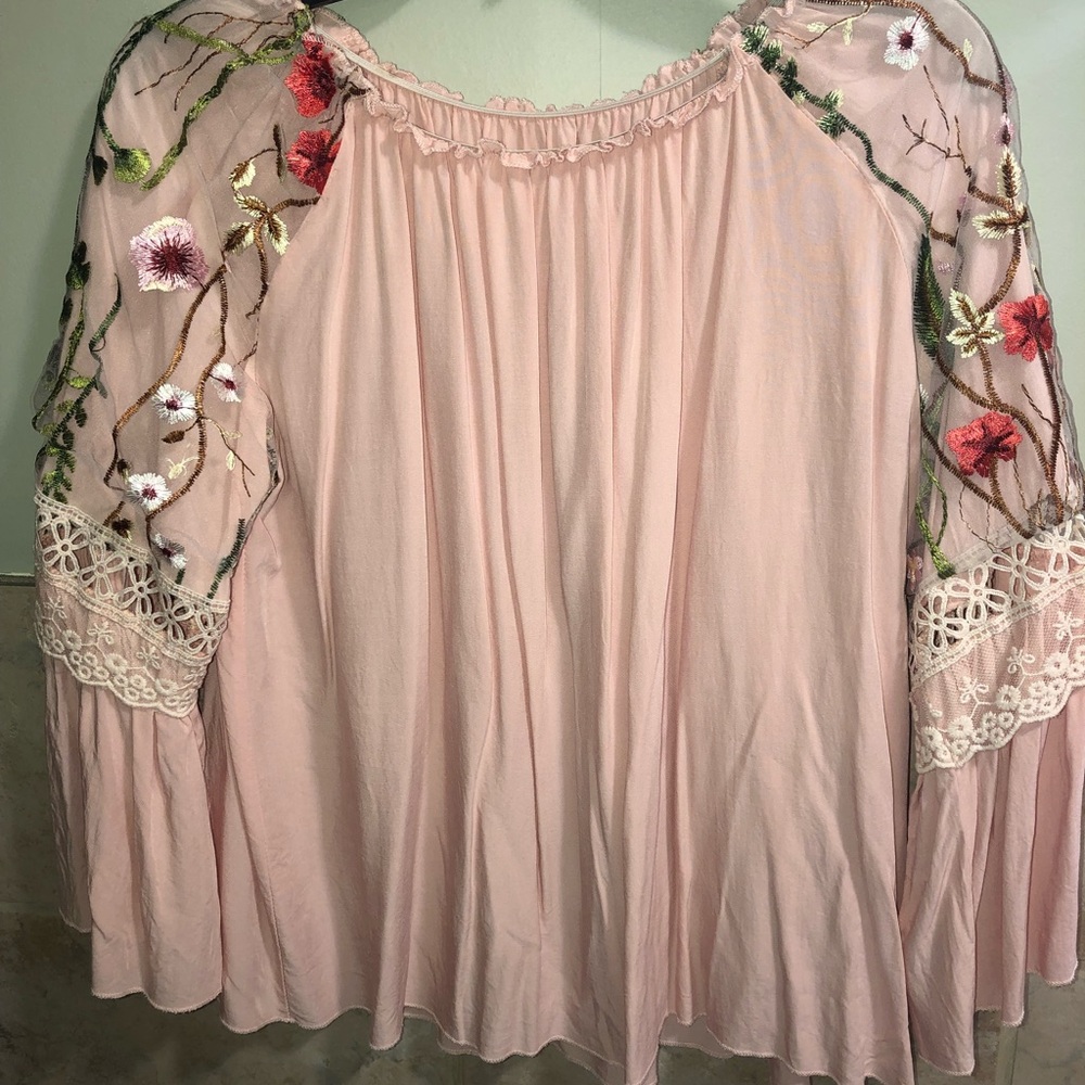 Beautiful blouse/bell sleeves. 1 sz L- 2XL.